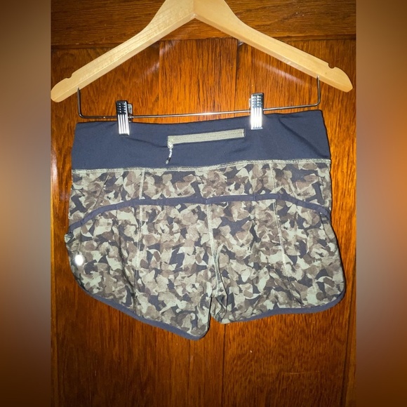 Lululemon Speed Up Short *2.5" Size 4 - Picture 6 of 9